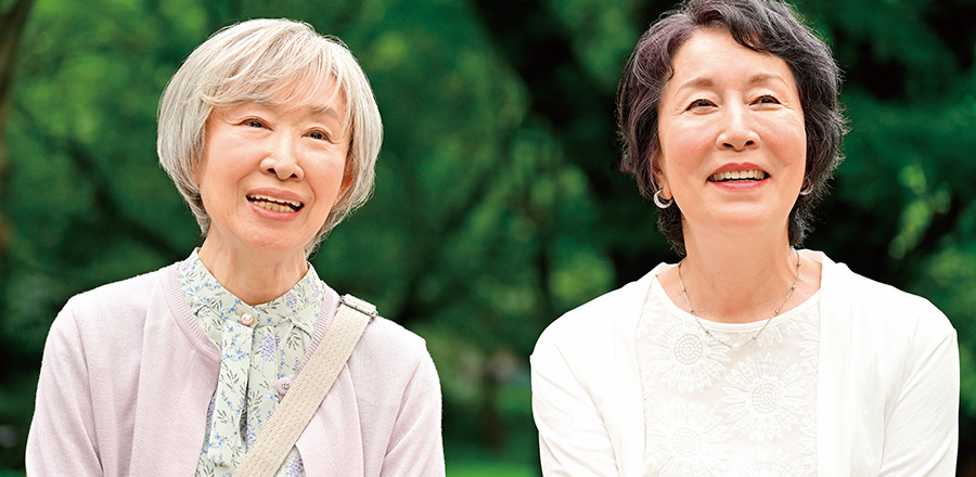 歌を披露している高畑淳子さん